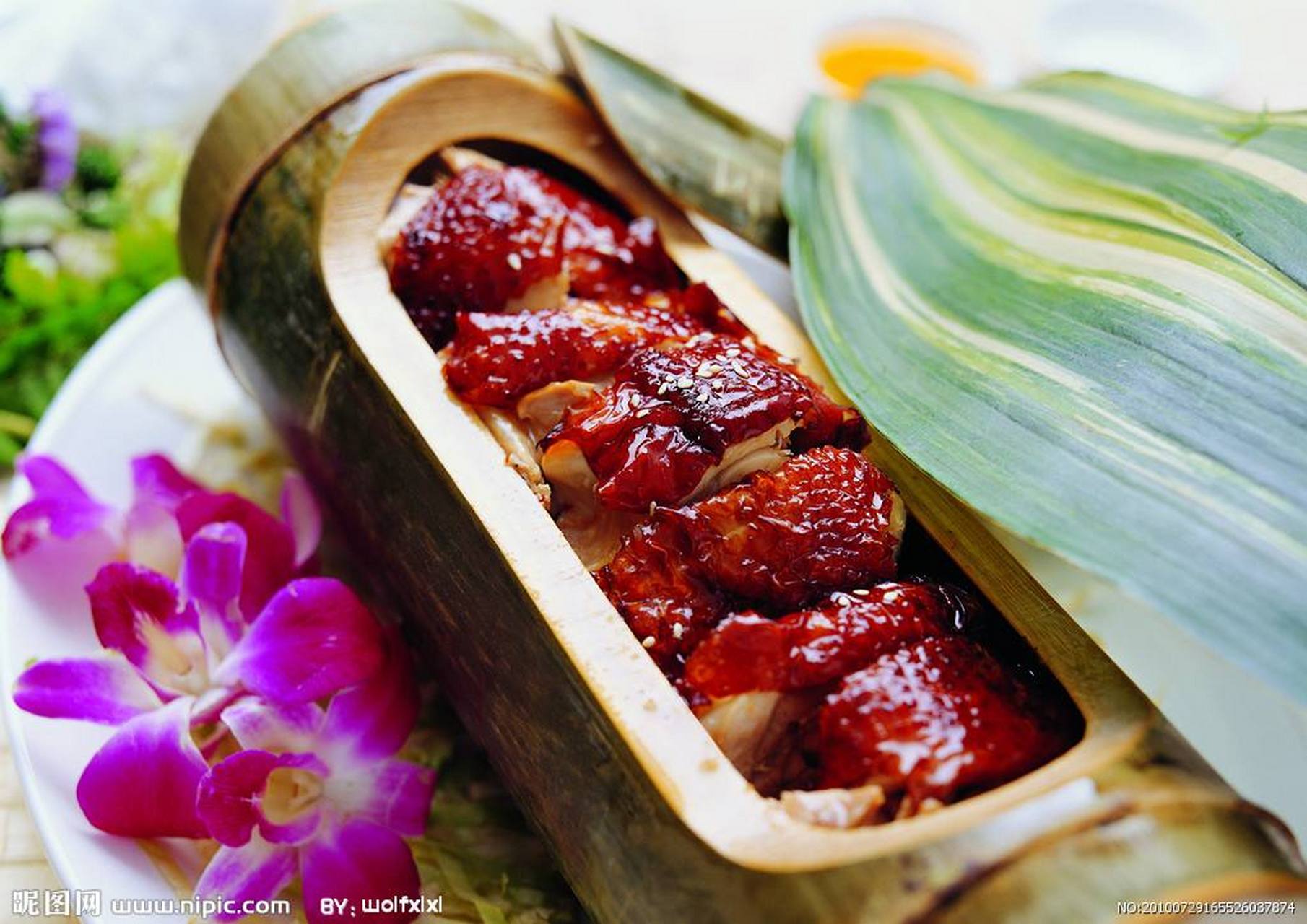 竹筒鸡,云南哈尼族的传统名吃.利用竹筒烹饪,历史久远.