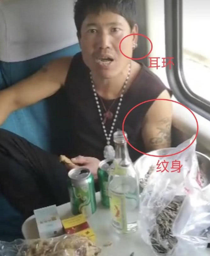 纹身男霸座,喝酒吃肉好不潇洒,称:我就不让,找谁也没用