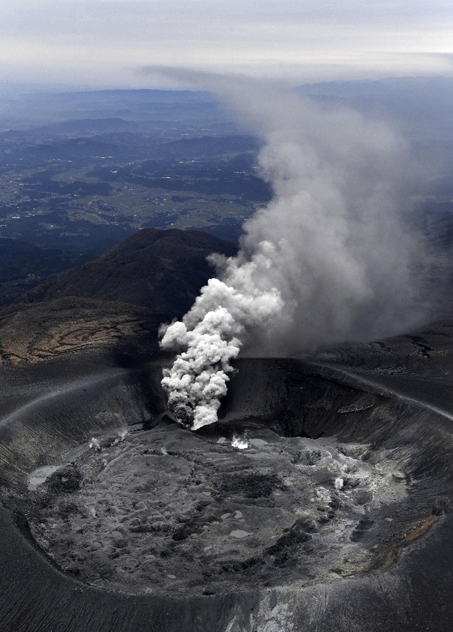 摄影师实拍火山爆发瞬间 乌烟滚滚场面震撼堪比好莱坞大片