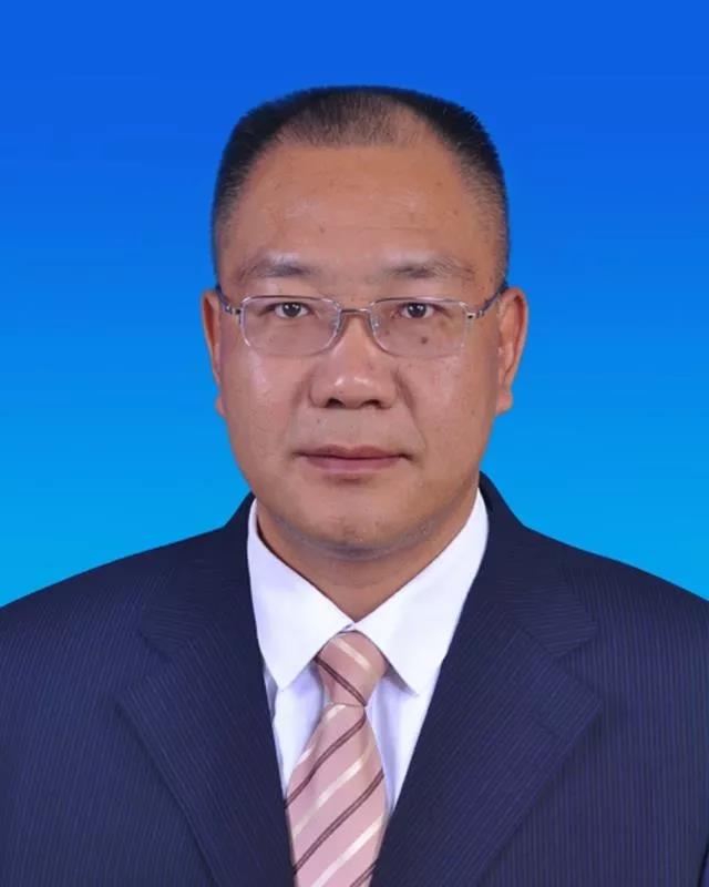 王官忠当选为桐梓县第十六届人民代表大会常务委员会主任