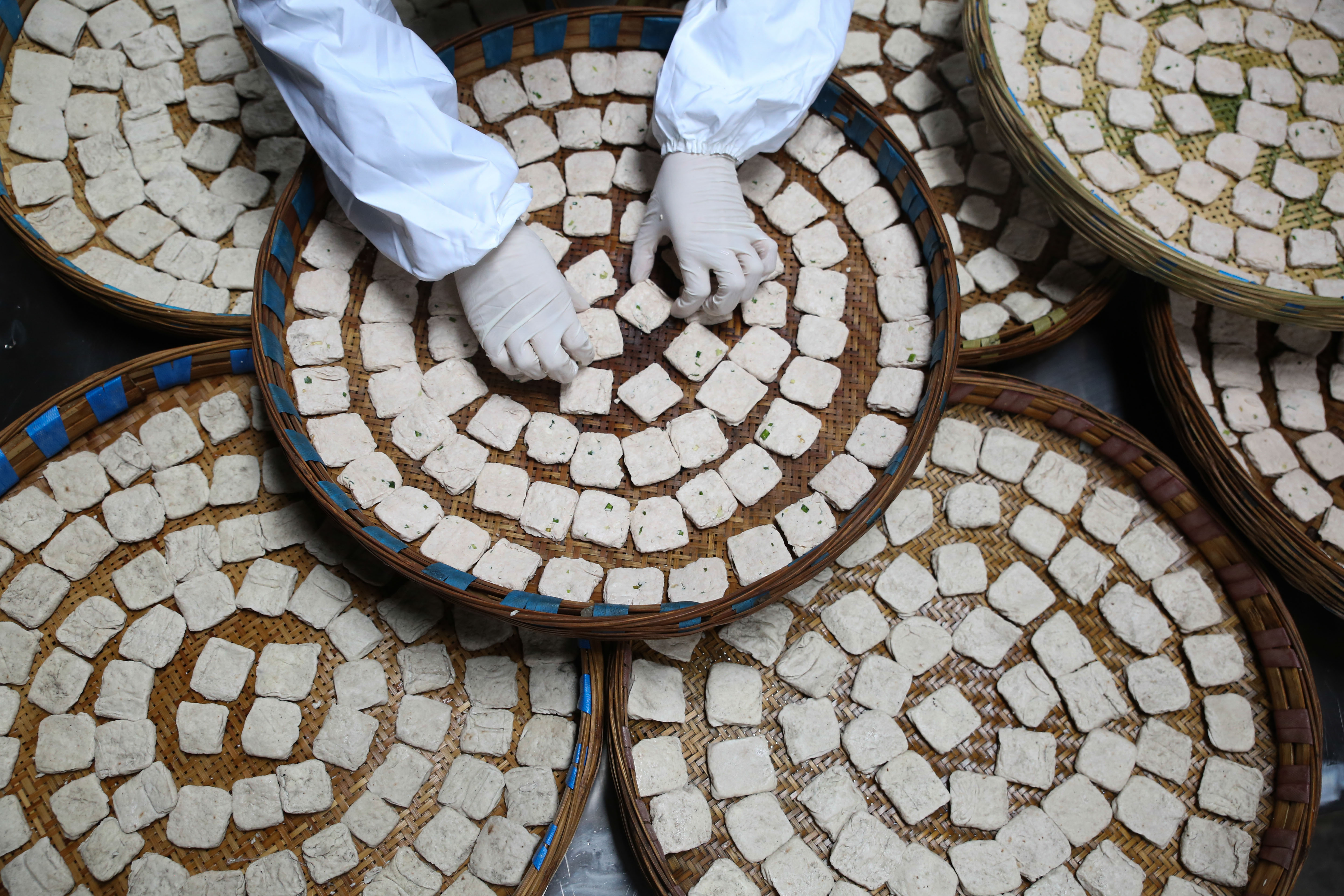 5月17日,在毕节市大方县对江镇龙场村,村民在晾晒豆干.