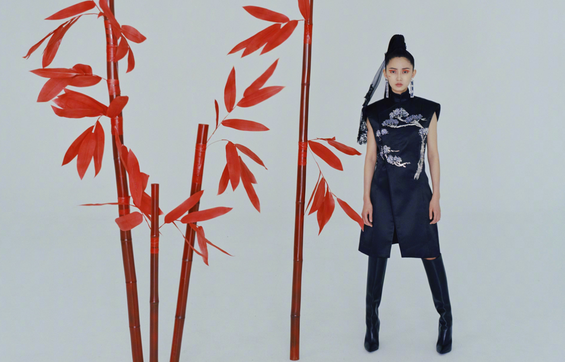 继"赵敏"后陈钰琪再挑战侠女造型,刺绣衣配长筒靴,帅出新高度