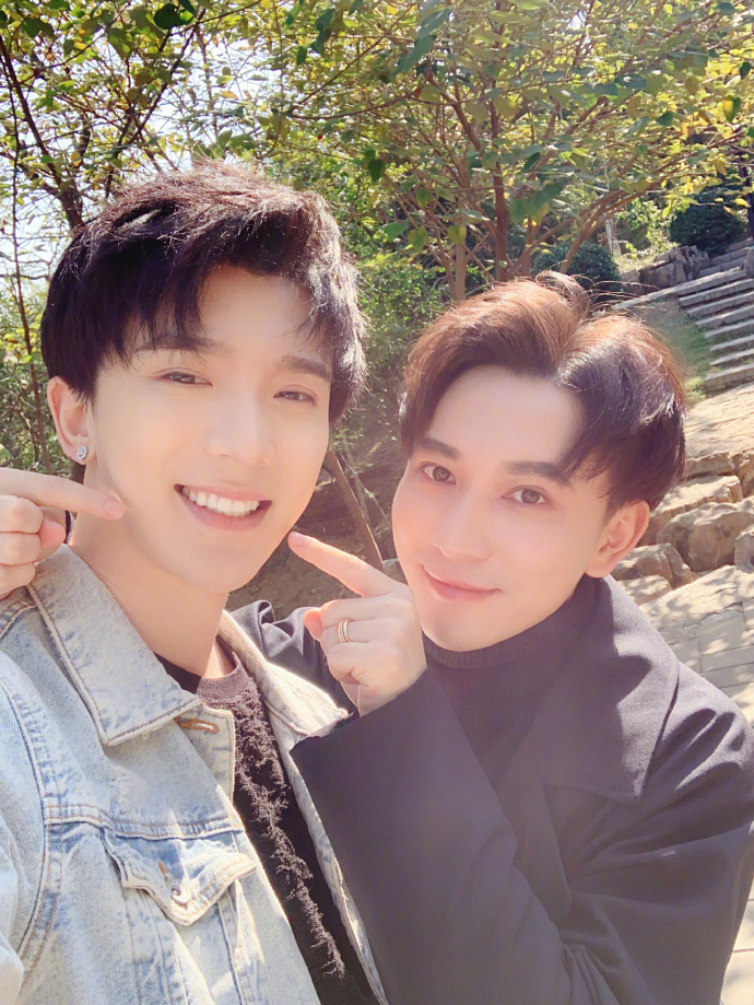 沈氏夫夫甜掉牙,谁注意到他们的微博来源小尾巴?网友:又撒狗粮