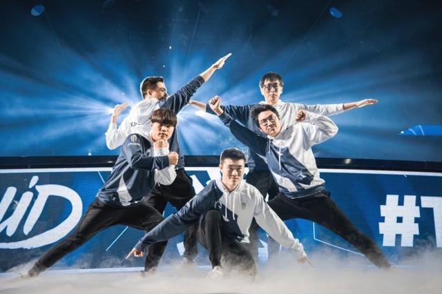 美国英雄联盟冠军赛 选手出场姿势超爆笑