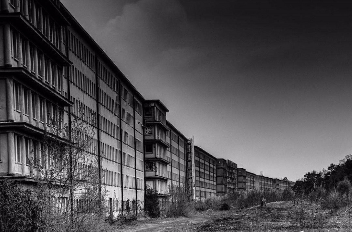 曾经杂草丛生的废弃大楼,如今彻底逆袭,一间房子卖几百万