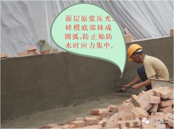 砌砖—→复测水平标高,修砖缝,清理砖墙—→祝1)每砌完一个砖胎膜后