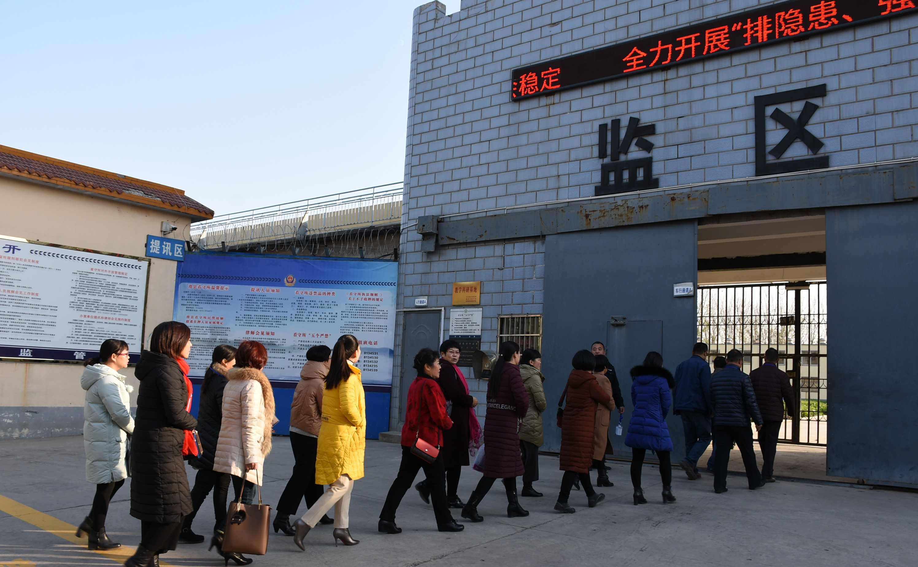 看守所的大门,从外面进去一共要走四道门,而且进去和出来不是同一道门