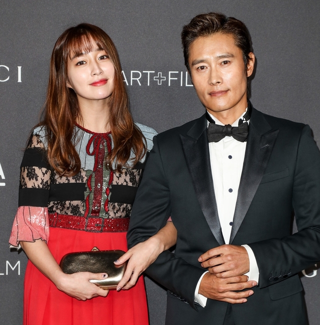 李秉宪娇妻李珉廷现身时装秀,气场颜值依旧,造型似失败