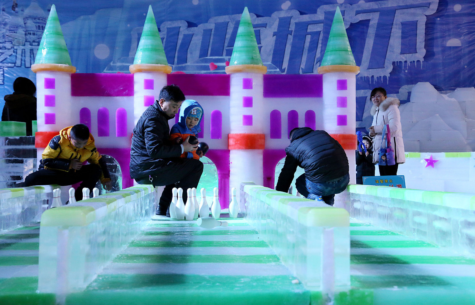 郑州银基冰雪世界暴雨图片