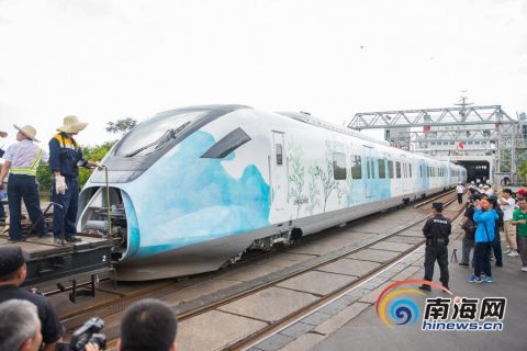 高清组图 | "高颜值"市郊列车抵达海口