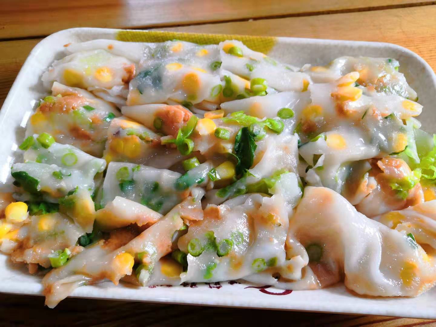 肠粉常见,簸箕上做出的肠粉不常见!