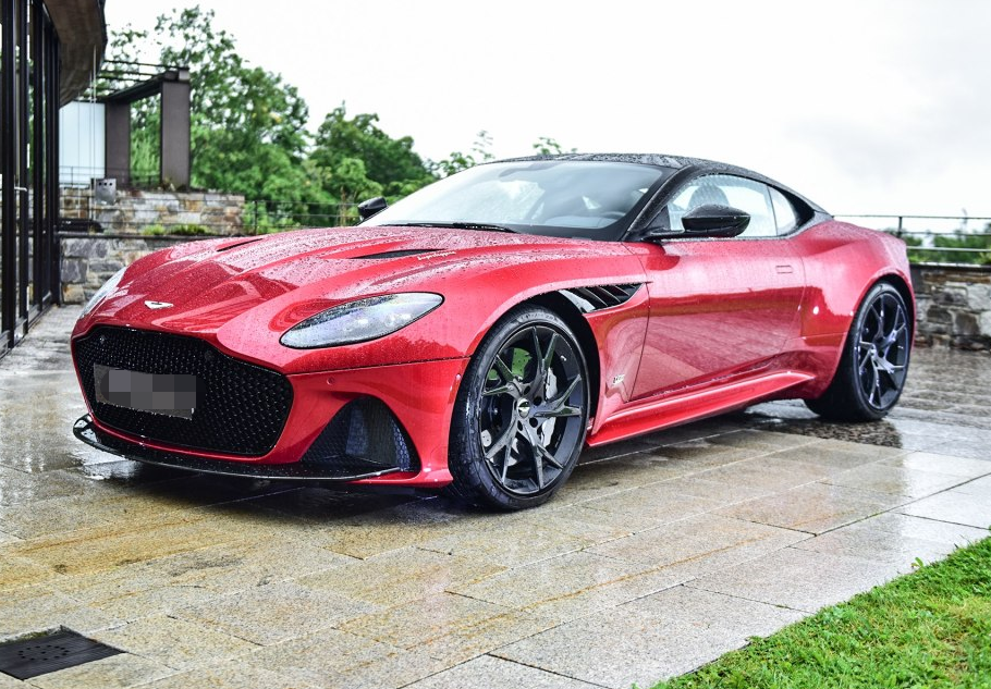 内饰还行,简单粗暴,而且做了仿真皮的缝线,开了这段时间,现在车内没