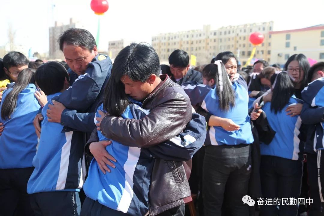 民勤四中操场发生的这一幕太感人!