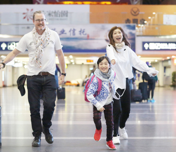 夏克立晒女儿幼年时萌照,第一次吃"洋快餐",小公主超萌!