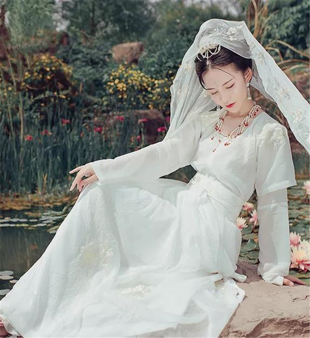 她穿成大佬初恋,分手后却安分当佛系女配,谁知和男二号相濡以沫