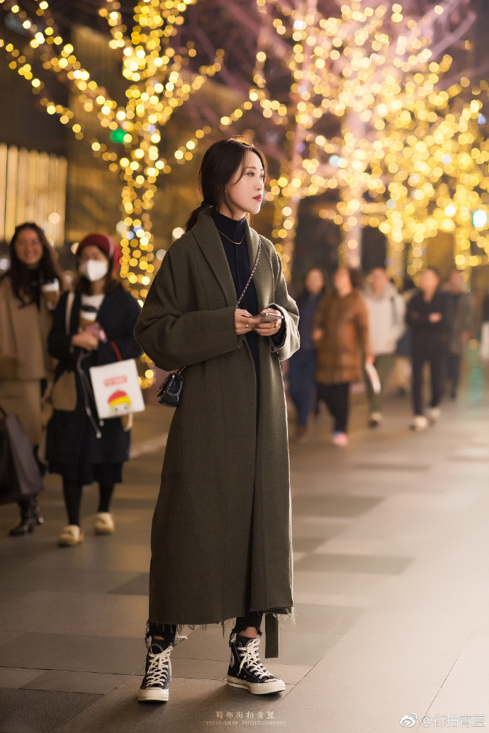 街拍:撩人的眼神,张扬的拍照姿势,大长腿展露无遗,好唯美啊