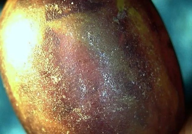 放大镜下的老蜜蜡风化纹与冰裂纹