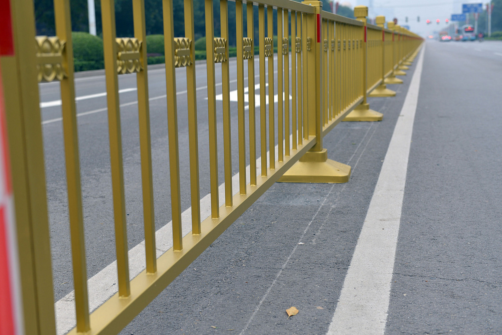 立柱是护栏的支撑部分,通常由钢管或铝合金制成,固定在地面上.