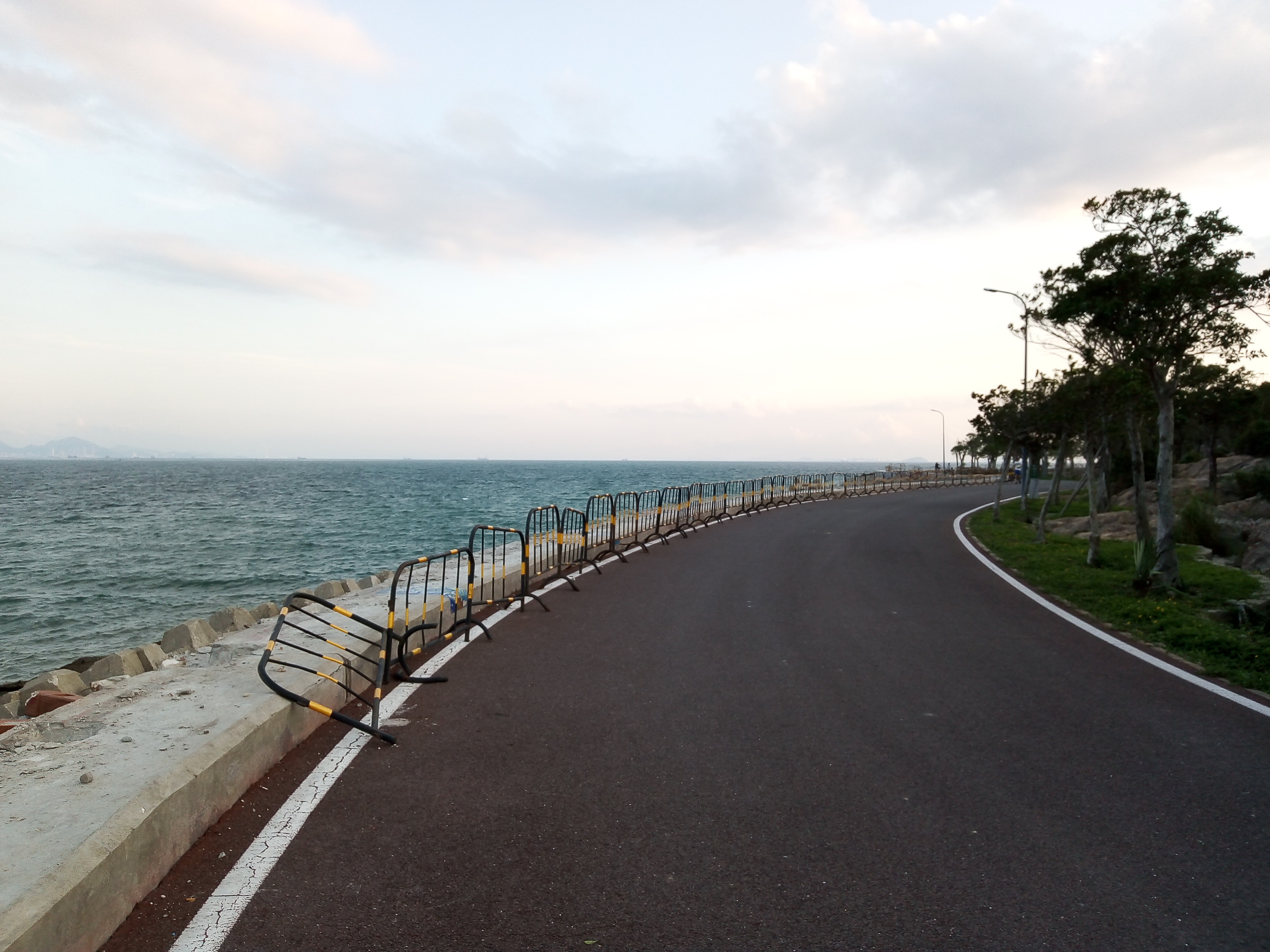 惠州大亚湾霞涌镇海边绿道在重建中,现场显得有点狼藉