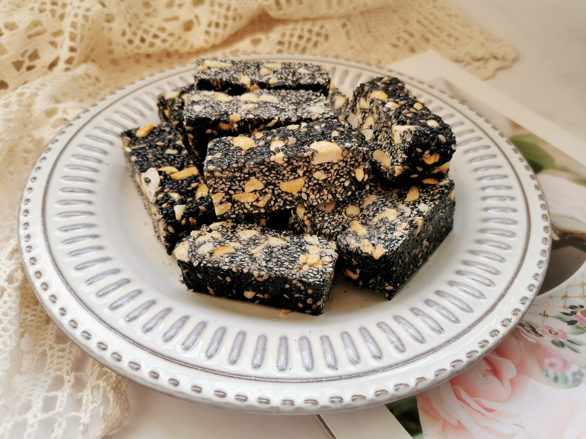 快过年了,教你在家自制芝麻花生糖,香甜酥脆不黏牙,比买的好吃