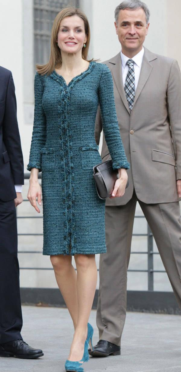 西班牙王后越美越高调,穿墨绿色民族风印花裙,清新脱俗又吸睛