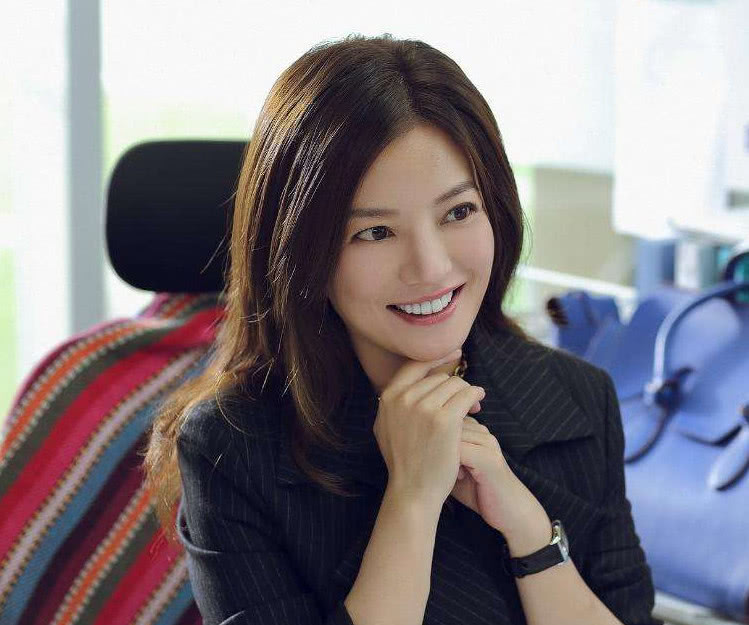 赵薇加入新加坡国籍惹争议:为逃税舍国籍,遭央证点名批评!