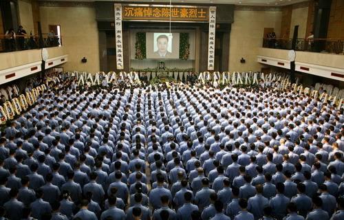 "便衣民警陈世豪"英雄牺牲,葬礼万人送行,11岁儿子:妈妈不哭!
