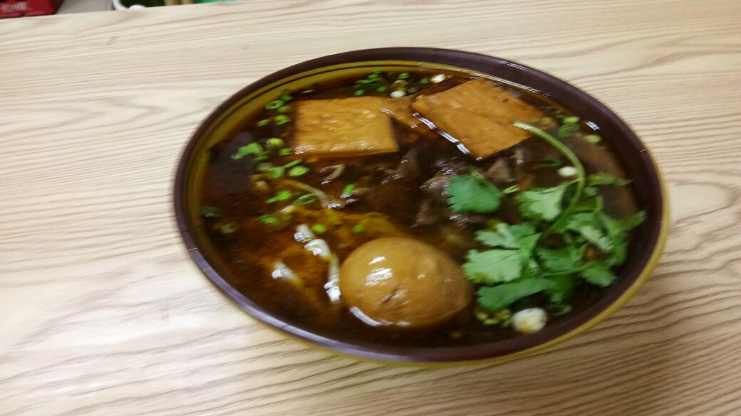 安徽合肥中饭吃的爆椒牛肉面和豆干,只花了15元,老板还送了个蛋