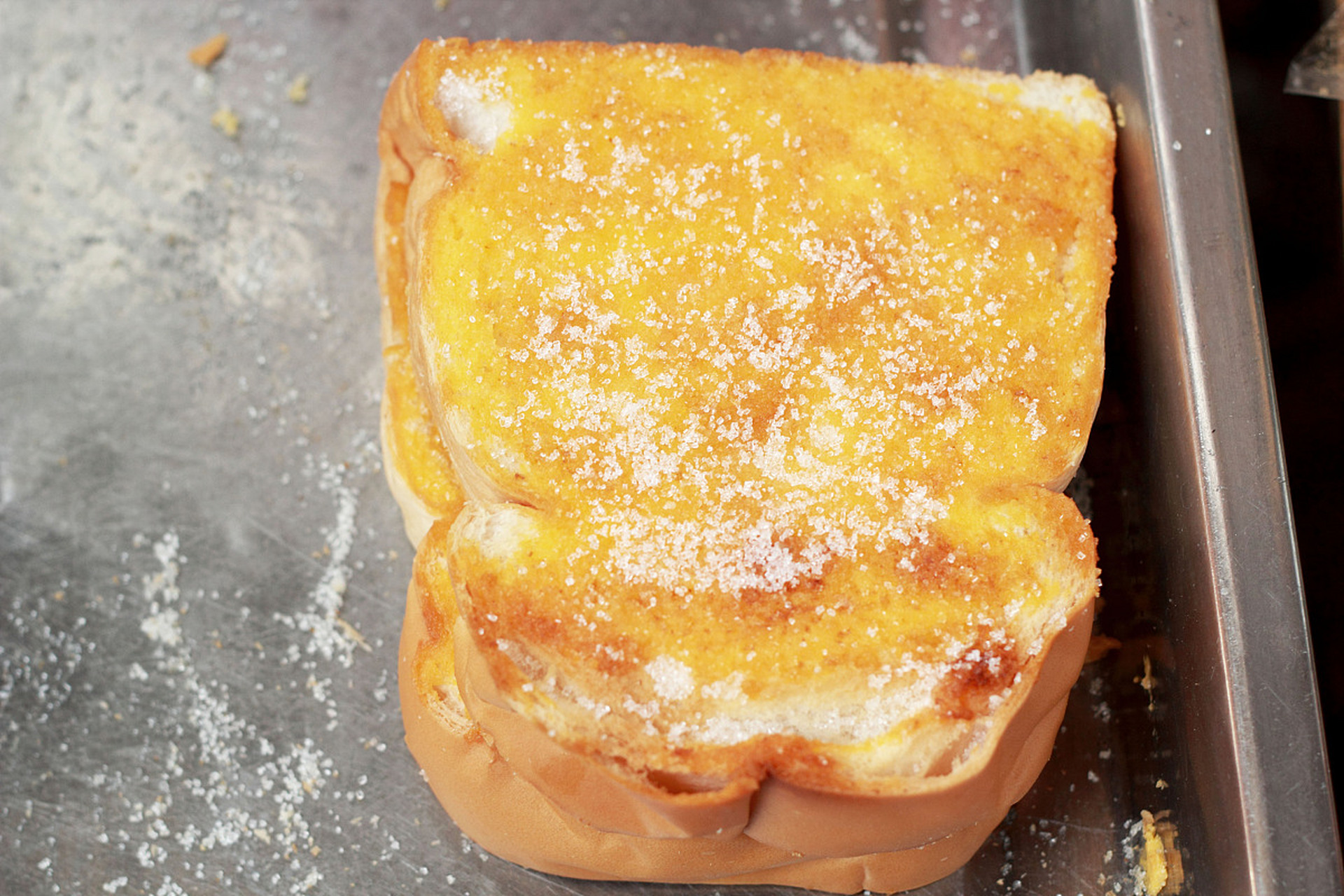 芝士烤红薯怎么做? 红薯洗净切成两半,上锅蒸熟.