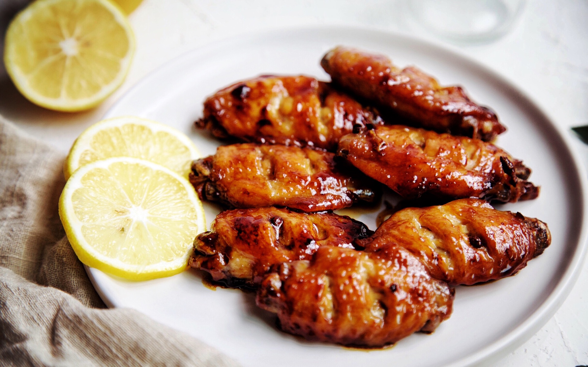 在家这样做蜂蜜鸡翅,色泽诱人,肉质软烂,口感香甜,一口一个!