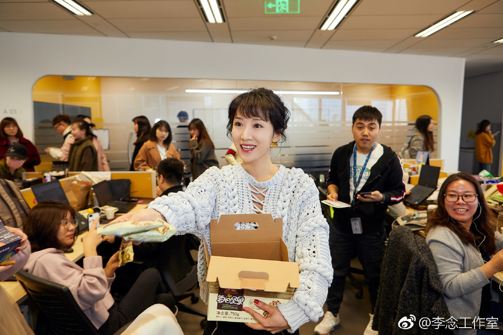 34岁李念又"火"了,法式刘海 丸子头搭配毛衣,显小10岁都不止