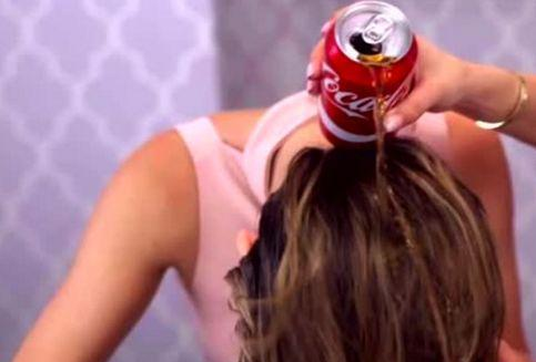 国外一女子用可乐洗头, 结果发生的一幕让人不可思议!
