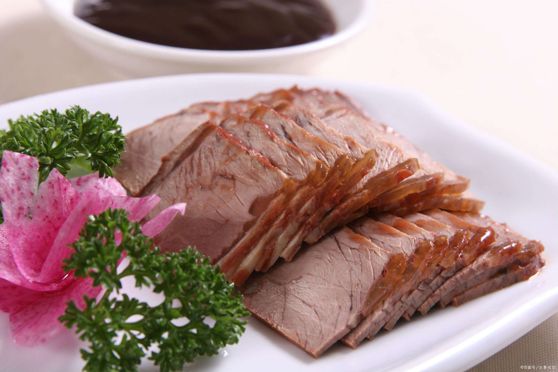 生牛肉45一斤,酱牛肉只要55,商家这不是亏大了么