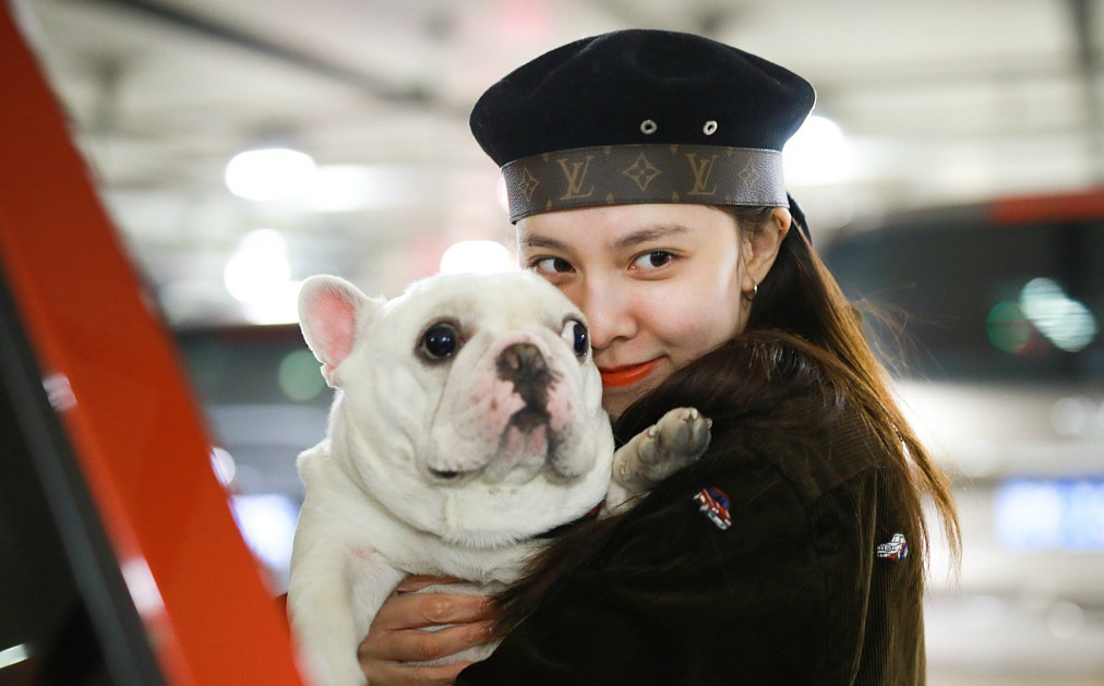 宋妍霏抱狗狗满脸享受 沙皮瞪大圆眼花式挣脱"求自由"