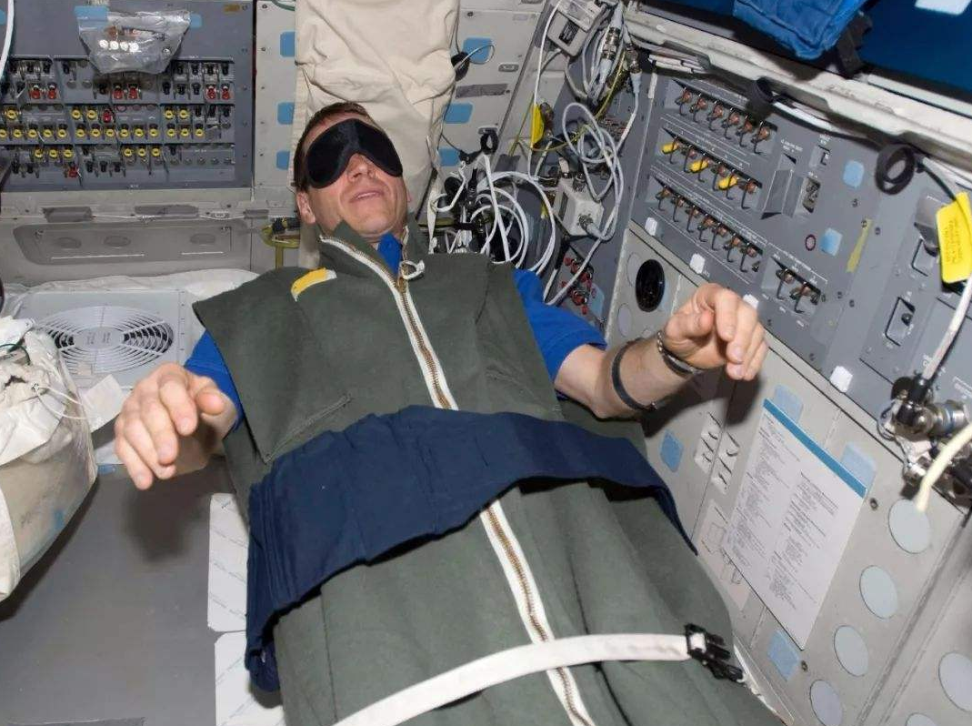 睡眠是平凡的事情,但宇航员在太空中的睡眠,却一点都不平凡