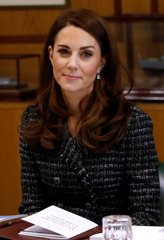 英国凯特王妃黑色套装出席会议,大笑之后回归优雅本性