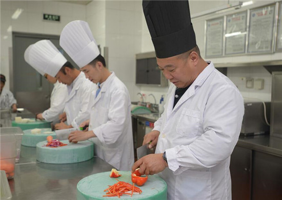 他是中国国宴厨师长,各国首脑吃什么他说了算,做菜时间精确到秒