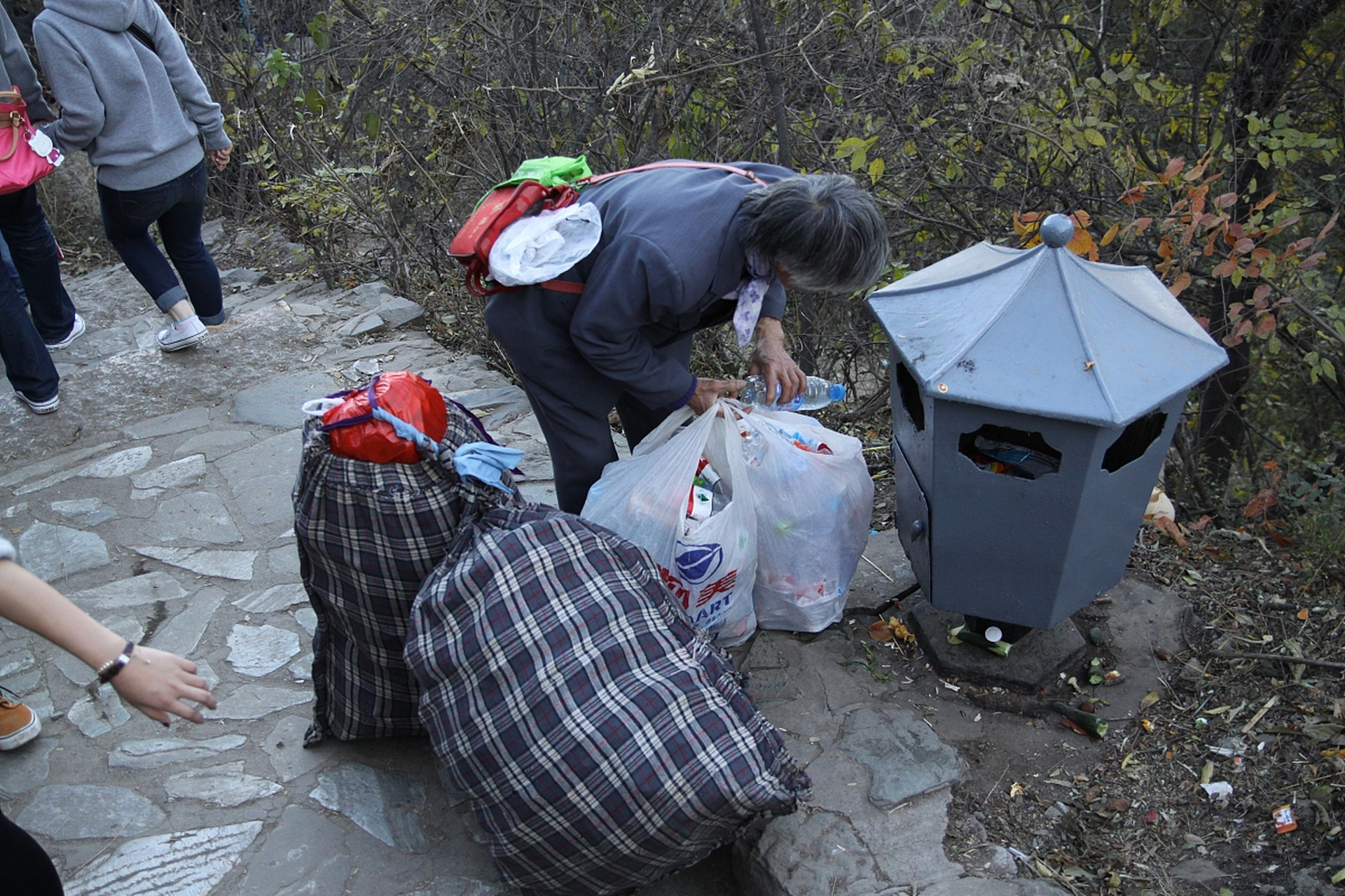 【老人为什么爱捡垃圾】一是以公益性为目的,比如有些老人为了贡献