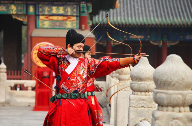 二是宾射,原是周天子与故旧朋友联络感情的燕饮之后,在射宫射箭时所行