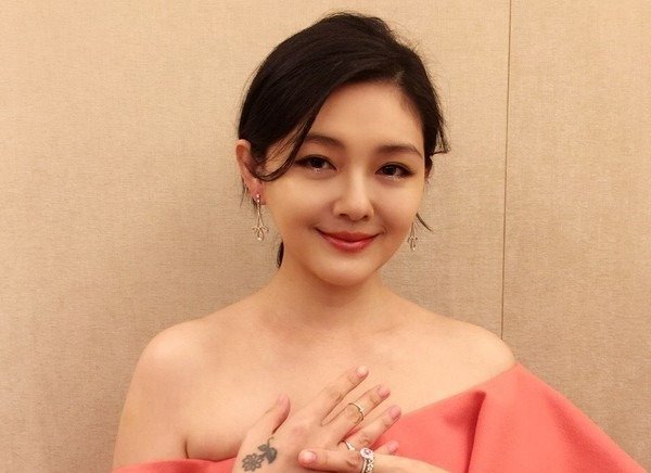 大s:婀娜多姿的身材和妩媚动人的气质,真是女人味十足