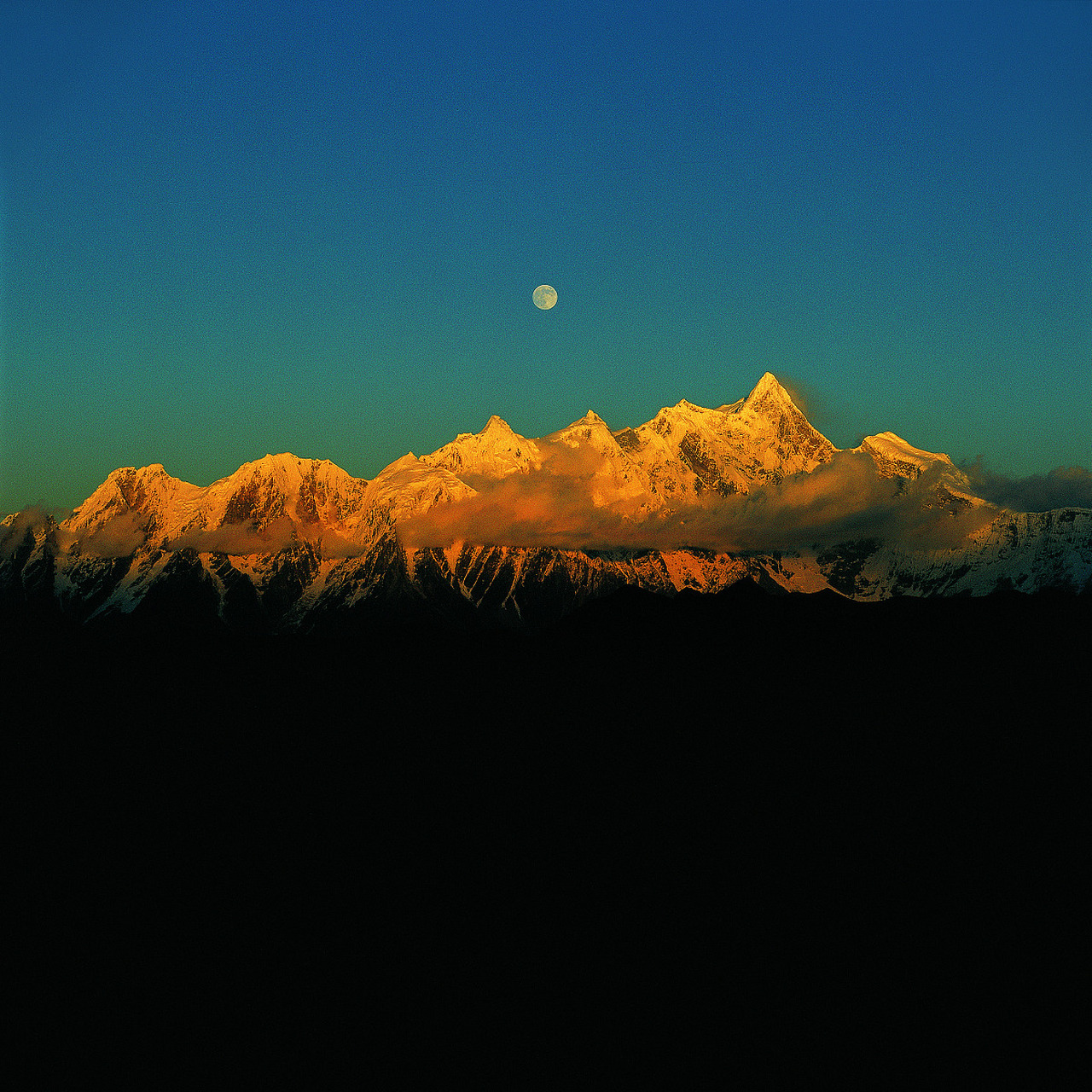 南迦巴瓦峰位于中国西藏自治区林芝市,是喜马拉雅山脉东端的一座山峰