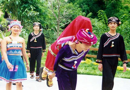 民风民俗:爱尼人的婚恋习俗,"偷姑娘"的恋爱方式与众不同