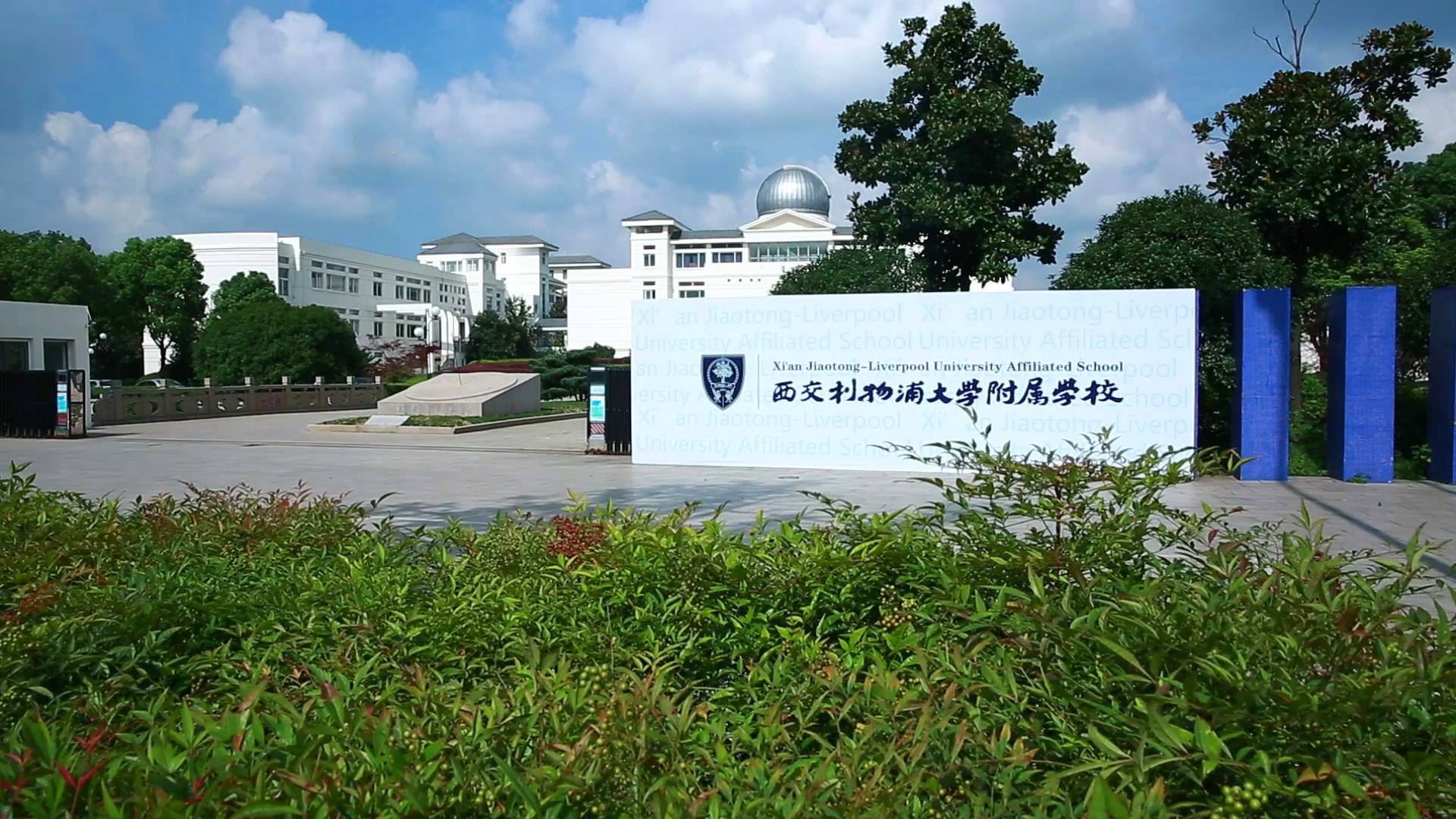 我国录取分数高,学费更高的四所大学,降价之后还需要十八万!