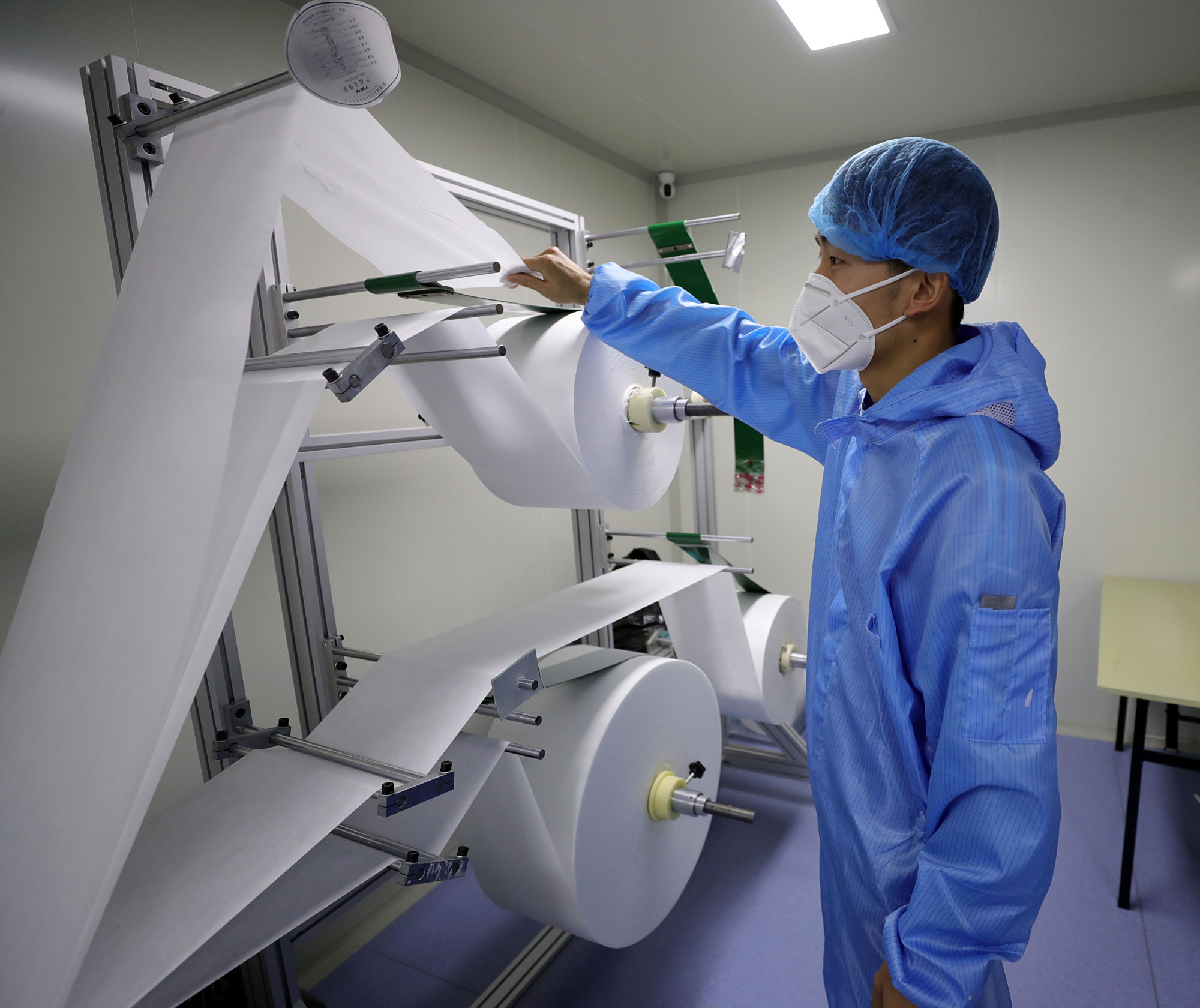 沈阳:出口医用防护口罩生产忙