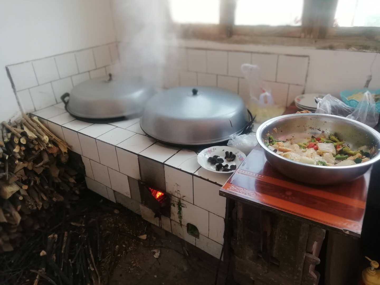 农村一般用这样的锅灶做饭,木材为然料在铁锅里做出来的饭菜才是正宗