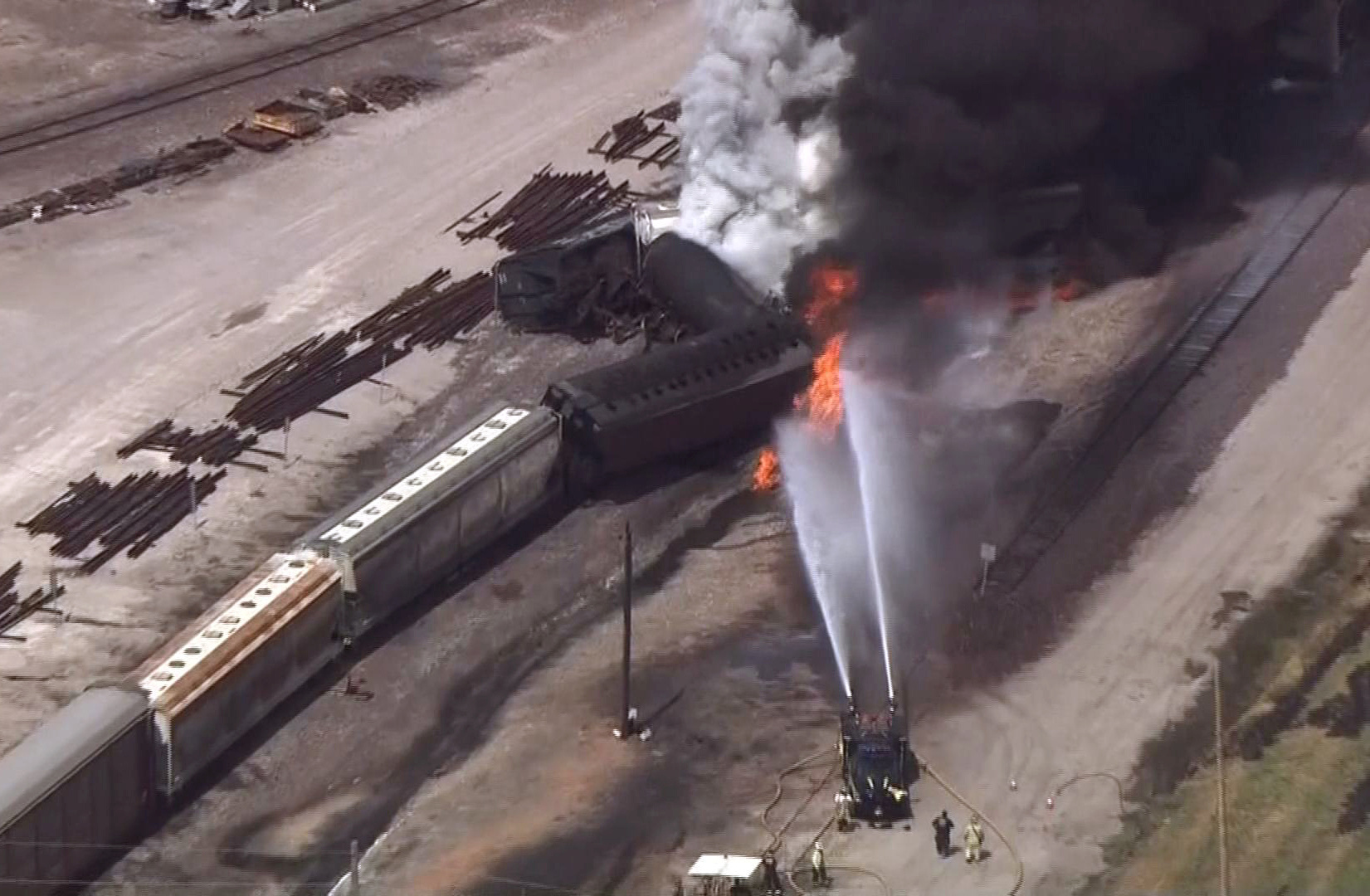 美国伊利诺伊州一火车脱轨引发火灾