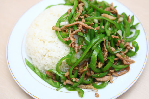 尖椒肉絲蓋飯,一道美味的家常菜餚,充分滿足你的胃口,火紅的辣椒讓你