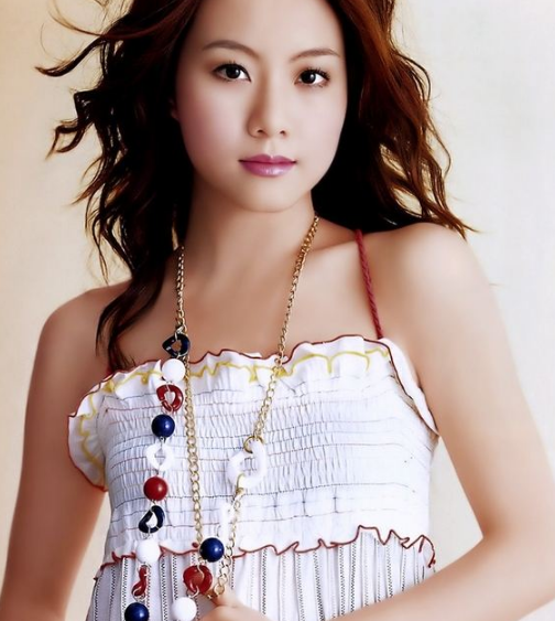 邓丽欣是香港歌手,最早以女子团队cookies组合出来,后来