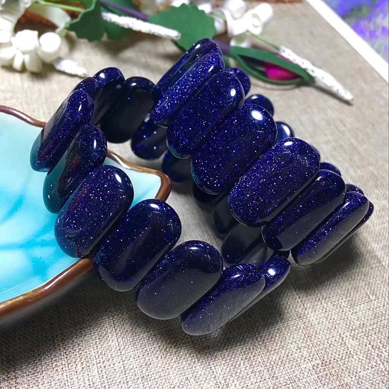 蓝色金砂石呈现出来的是浓郁的蓝色,是因为内部含有钴元素,而在阳光下