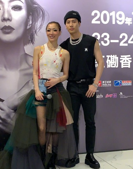 王嘉尔作为嘉宾出席郑秀文香港演唱会 首次同台献唱《creo en mi》